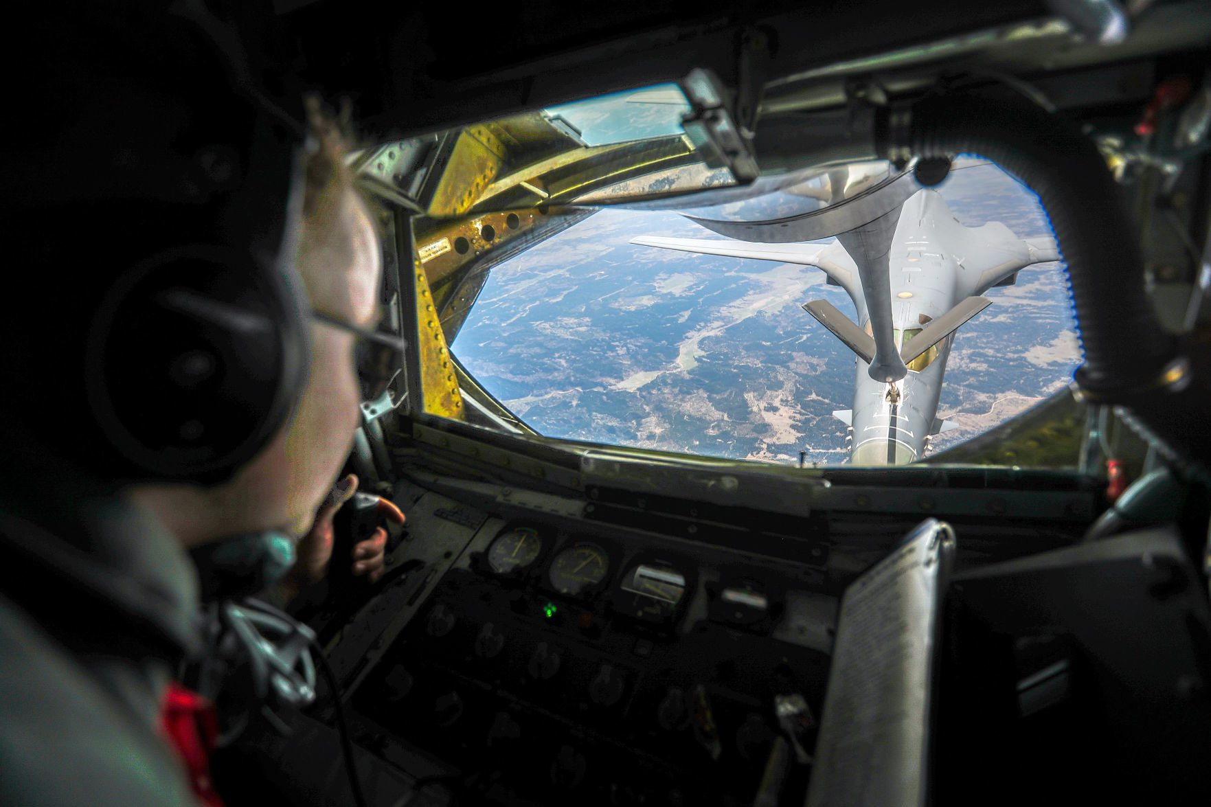 KC-135 refueling a B-1